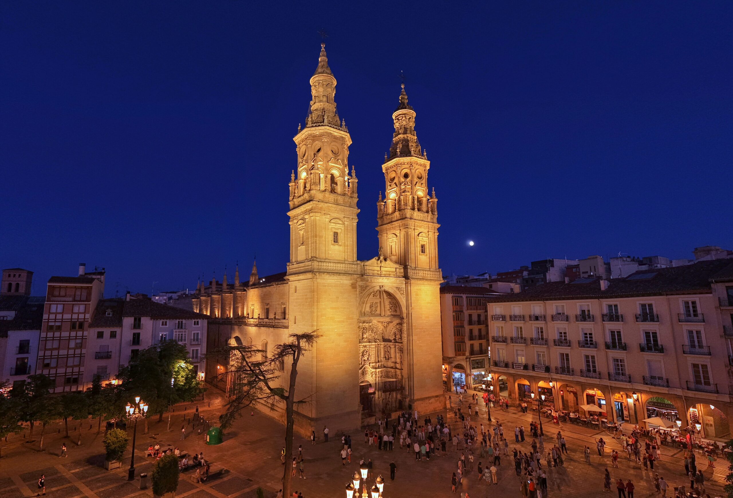 La Concatedral de Santa María de la Redonda renueva su iluminación ornamental exterior gracias a la Fundación Iberdrola España