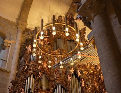 Fundación Iberdrola España installs 36 suspended lamps in Santiago Cathedral